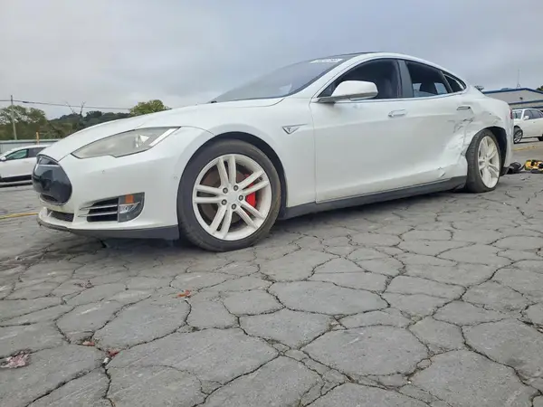 5YJSA1E2XGF128909 — 2016 Tesla Model S, Боковая часть (Side), фото до ремонта