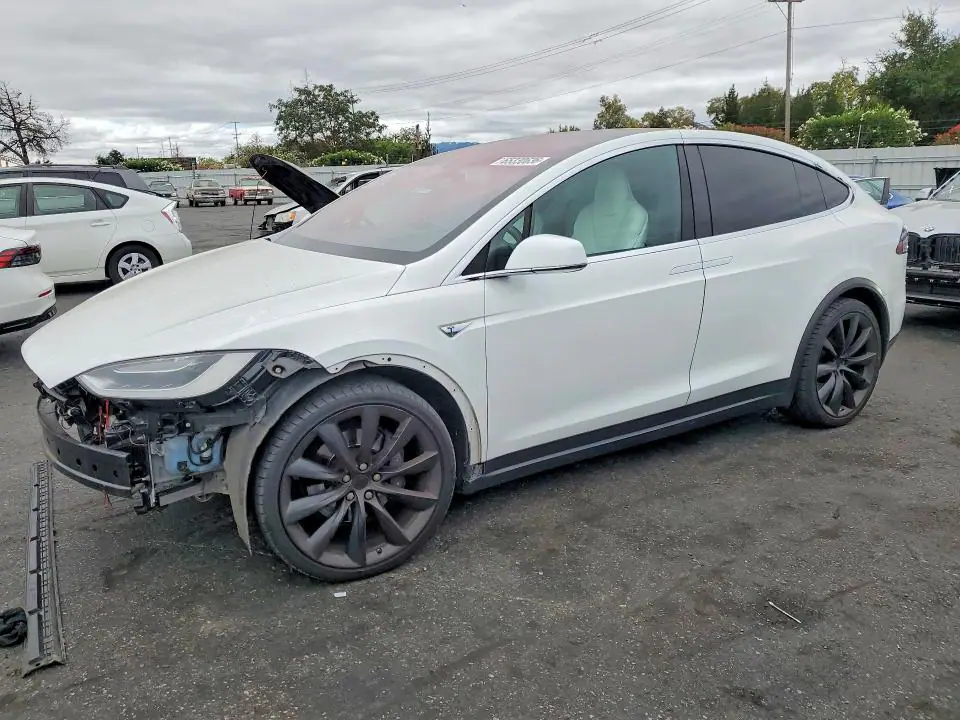 5YJXCBE24GF021473 Tesla Model X 2016 — Front end damage, before-repair photo