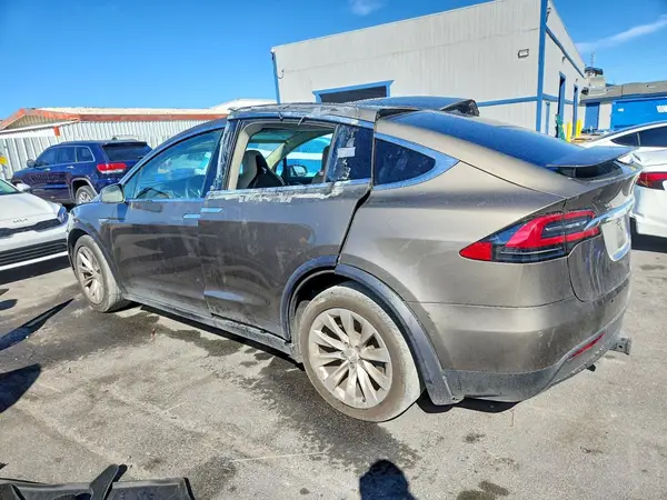 5YJXCBE22GF016594 — 2016 Tesla Model X, photo 2 from Copart 29.09.2026, Side