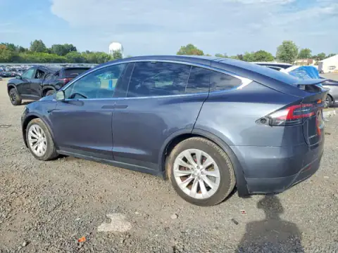 5YJXCAE22JF138308 — 2018 Tesla Model X, photo 2 from Copart 06.10.2026, Minor dents and scratches