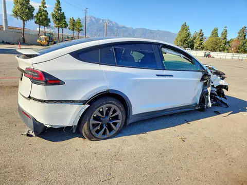 7SAXCBE55NF362021 — 2022 Tesla Model X, foto 3 de Copart 22.10.2026, Daños en todo el vehículo