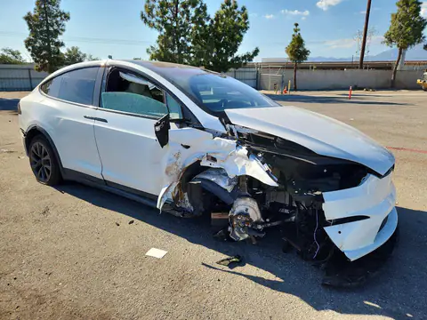 7SAXCBE55NF362021 — 2022 Tesla Model X, foto 4 de Copart 22.10.2026, Daños en todo el vehículo