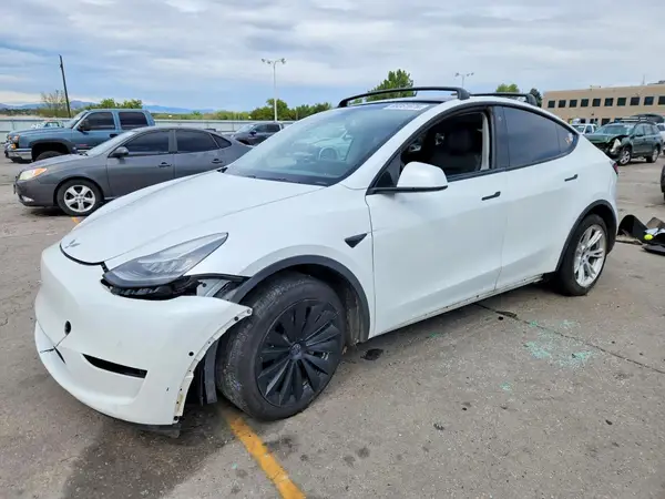 5YJYGDEE6LF006725 Tesla Model Y 2020 — Front end damage, before-repair photo