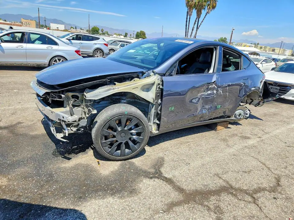 5YJYGDEE0MF149025 Tesla Model Y 2021 — Undercarriage damage damage, before-repair photo