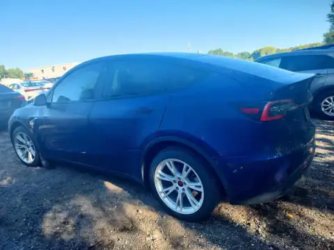 5YJYGDEE4MF185557 — 2021 Tesla Model Y, фото 2 с аукциона Copart 29.09.2026, вандализм