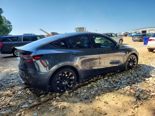 5YJYGDEE8MF263001 — 2021 Tesla Model Y, photo 3 from Copart, Minor dents and scratches