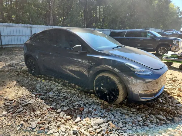 5YJYGDEE8MF263001 — 2021 Tesla Model Y, photo 4 from Copart, Minor dents and scratches