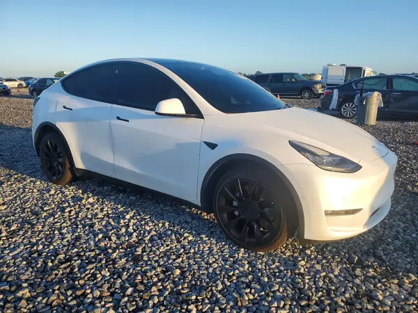 5YJYGDEE5MF173806 — 2021 Tesla Model Y, photo 4 from Copart, Side