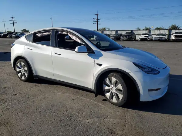 5YJYGDEE3MF145535 — 2021 Tesla Model Y, zdjęcie 4 z Copart 22.10.2026, Przód