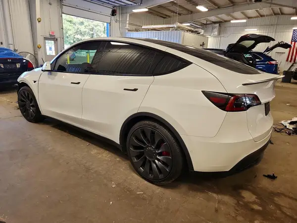 7SAYGDEF8NF524110 — 2022 Tesla Model Y, фото 2 с аукциона Copart, Передняя часть