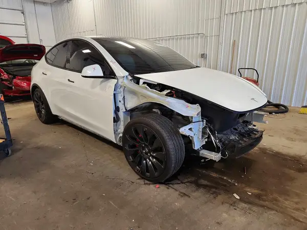 7SAYGDEF8NF524110 — 2022 Tesla Model Y, фото 4 с аукциона Copart, Передняя часть