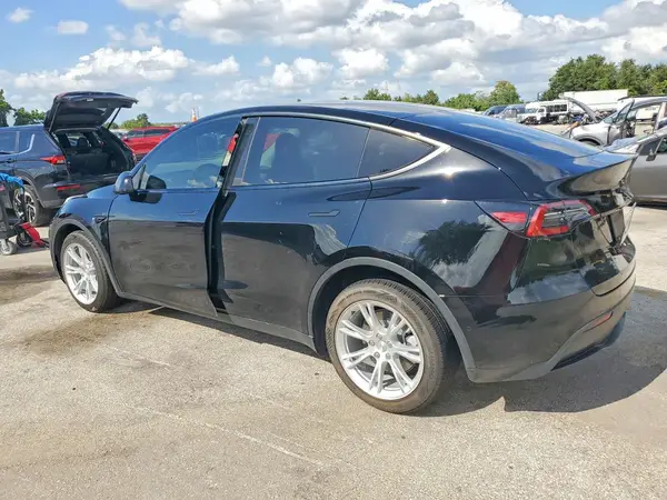 7SAYGDEE9NF427618 — 2022 Tesla Model Y, фото 2 с аукциона Copart 08.10.2026, Передняя часть