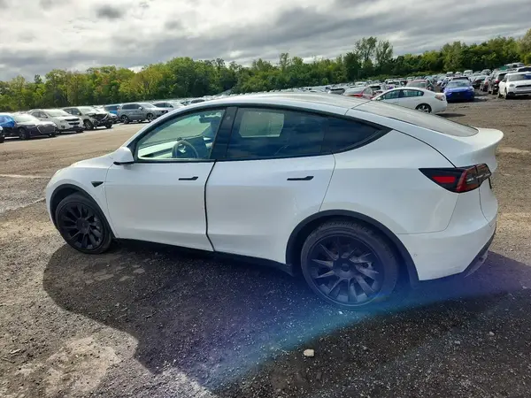 7SAYGDEE1NA020681 — 2022 Tesla Model Y, фото 2 с аукциона Copart, Подтопление