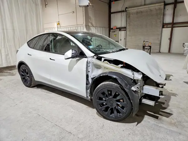 7SAYGAEE1NF518882 — 2022 Tesla Model Y, photo 4 from Copart, Front end