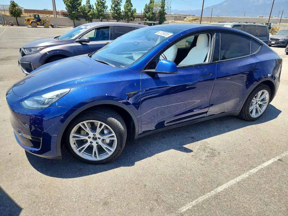 7SAYGDEE6PF586700 Tesla Model Y 2023 — повреждение Боковая часть, фото до ремонта