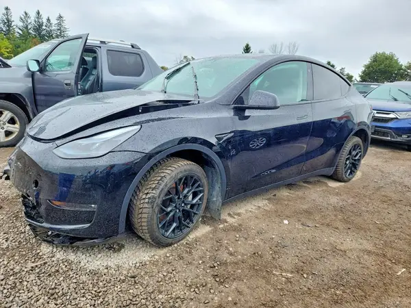 LRWYGDEE5PC162450 Tesla Model Y 2023 — დაზიანება წინა ნაწილი, ფოტო შეკეთებამდე