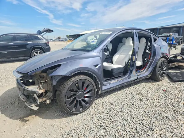 7SAYGDEF1PF711000 Tesla Model Y 2023 — повреждение Боковая часть, фото до ремонта