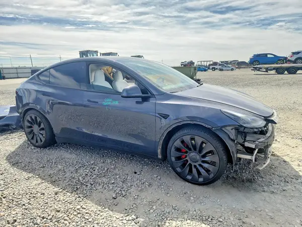7SAYGDEF1PF711000 — 2023 Tesla Model Y, фото 4 с аукциона Copart, Боковая часть