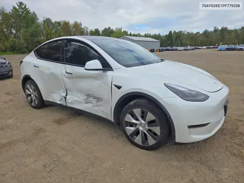 7SAYGDEE1PF779238 — 2023 Tesla Model Y, zdjęcie 4 z Copart 27.10.2026, Bok