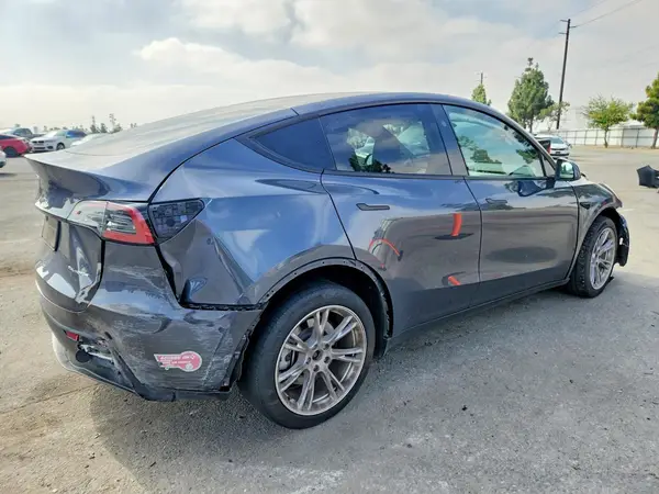 7SAYGDEE3PA211067 — 2023 Tesla Model Y, фото 3 с аукциона Copart, Передняя часть