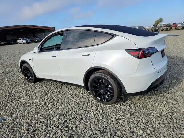 7SAYGDEE7PF690225 — 2023 Tesla Model Y, фото 2 с аукциона Copart, Передняя часть