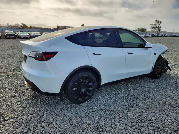 7SAYGDEE7PF690225 — 2023 Tesla Model Y, фото 3 с аукциона Copart, Передняя часть