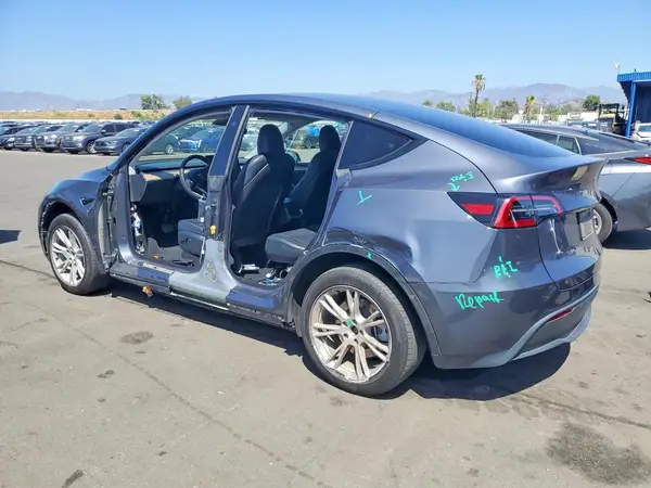 7SAYGDEE4PF880564 — 2023 Tesla Model Y, фото 2 с аукциона Copart, Боковая часть