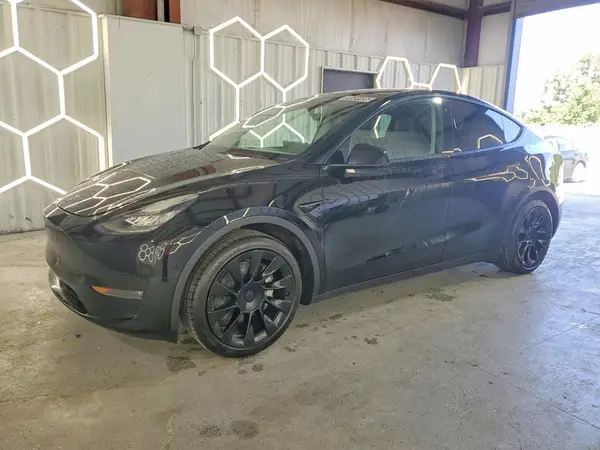 7SAYGAEE8PF584543 Tesla Model Y 2023 — Minor dents and scratches damage, before-repair photo