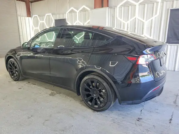 7SAYGAEE8PF584543 — 2023 Tesla Model Y, photo 2 from Copart 01.10.2026, Minor dents and scratches