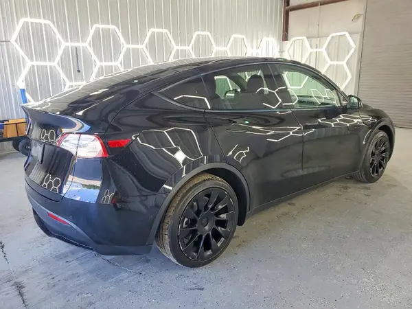 7SAYGAEE8PF584543 — 2023 Tesla Model Y, photo 3 from Copart 01.10.2026, Minor dents and scratches
