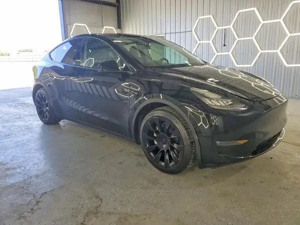 7SAYGAEE8PF584543 — 2023 Tesla Model Y, photo 4 from Copart 01.10.2026, Minor dents and scratches