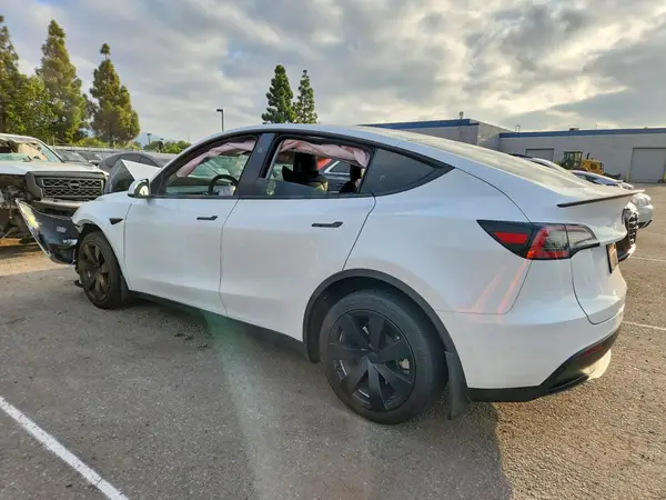 7SAYGDEE1PF796623 — 2023 Tesla Model Y, фото 2 с аукциона Copart 02.10.2026, Передняя часть