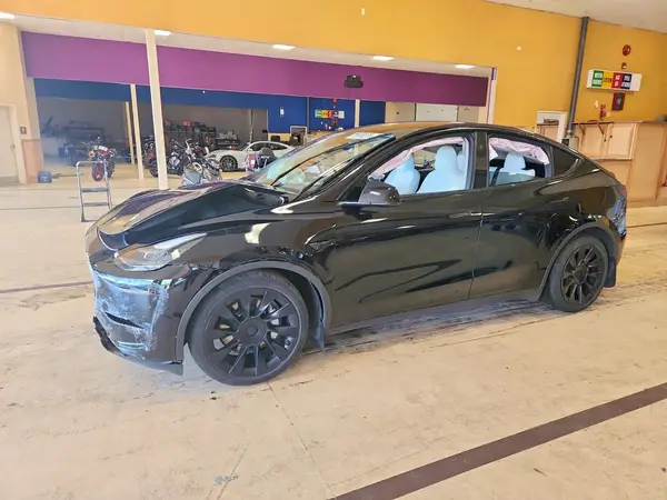7SAYGAEE9PF968010 Tesla Model Y 2023 — uszkodzenie Przód, zdjęcie przed naprawą