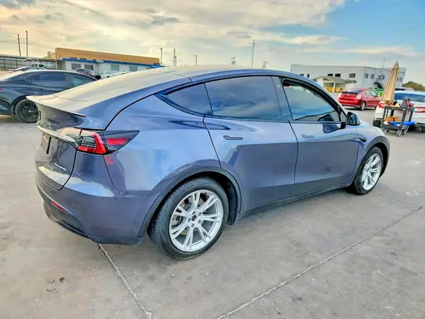 7SAYGDEE4PA103735 — 2023 Tesla Model Y, фото 3 с аукциона Copart, Боковая часть