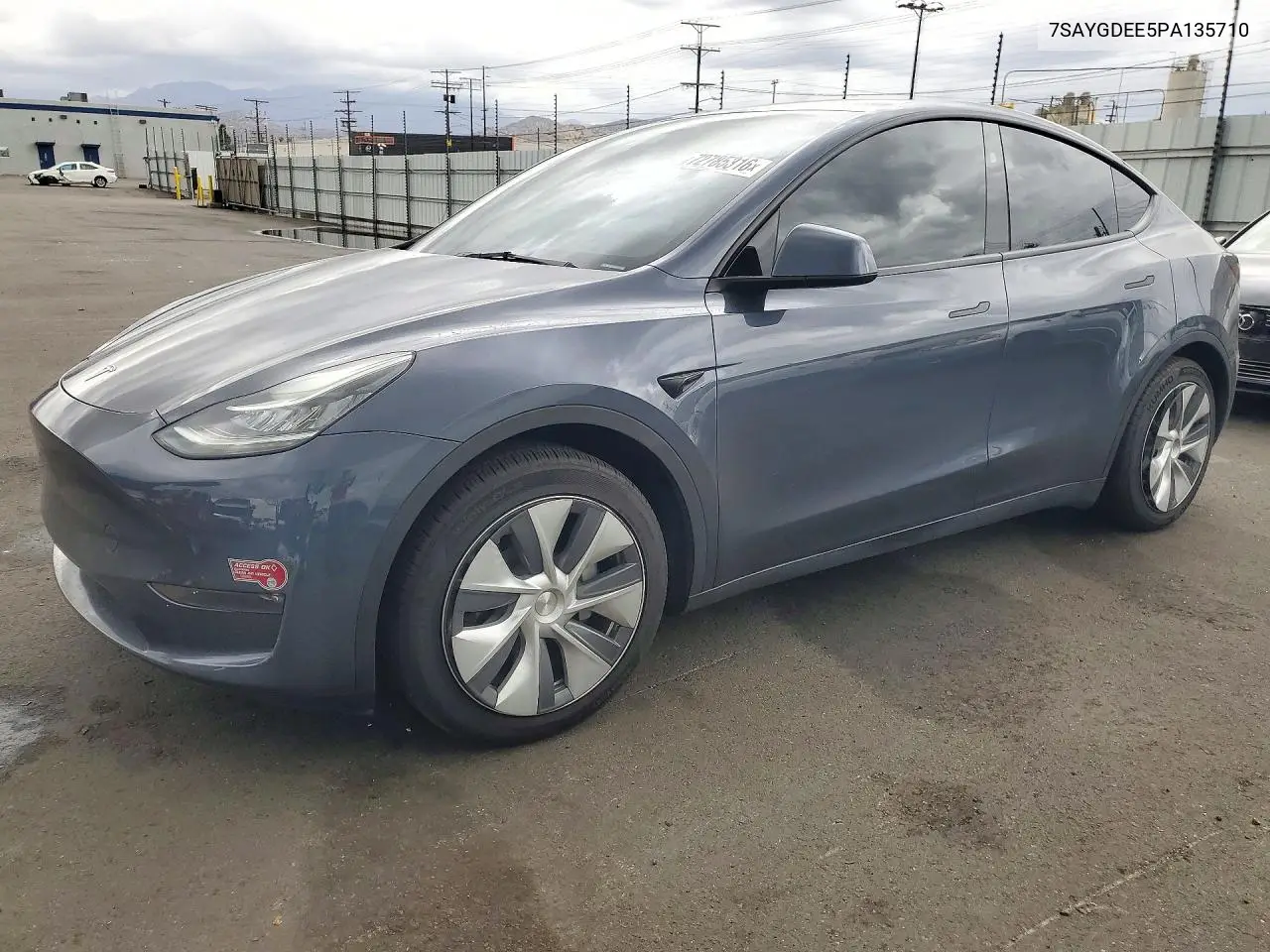 2023 Tesla Model Y VIN 7SAYGDEE5PA135710 фото 1