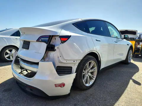 7SAYGDEE9PF922825 — 2023 Tesla Model Y, ფოტო 3, Copart 27.10.2026, ქვედა ნაწილის დაზიანება