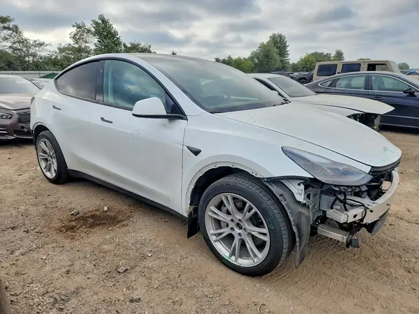 7SAYGDEE0RA286490 — 2024 Tesla Model Y, zdjęcie 4 z Copart 13.10.2026, Przód