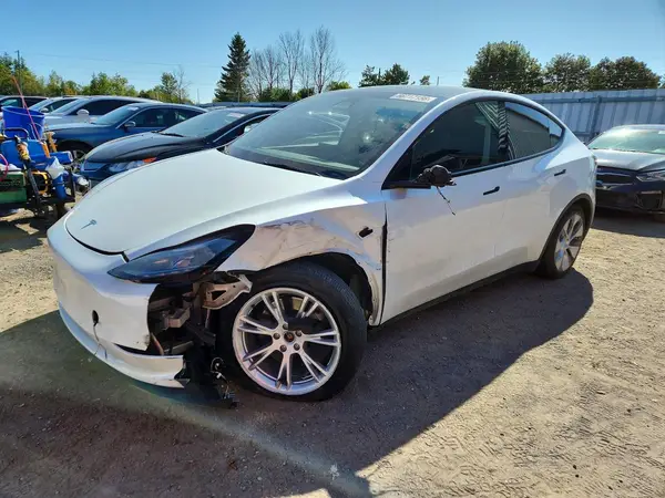 7SAYGDEE8RF046185 Tesla Model Y 2024 — uszkodzenie Bok, zdjęcie przed naprawą