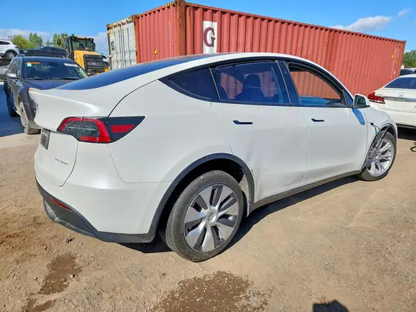 7SAYGDEE8RF046185 — 2024 Tesla Model Y, zdjęcie 3 z Copart 08.10.2026, Bok