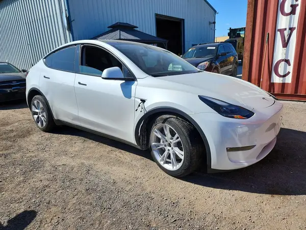7SAYGDEE8RF046185 — 2024 Tesla Model Y, zdjęcie 4 z Copart 08.10.2026, Bok