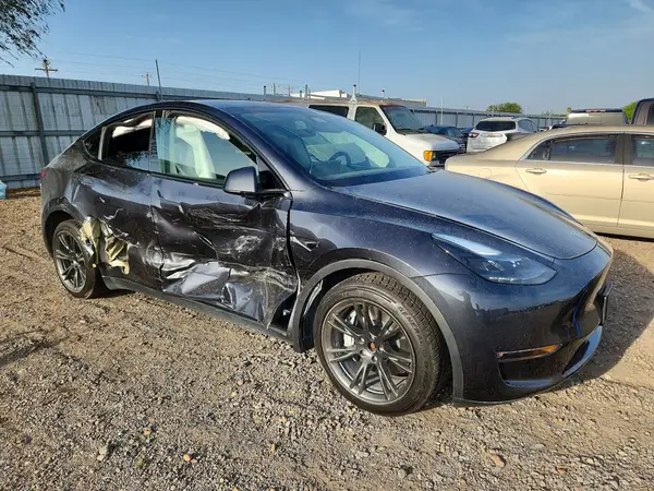 7SAYGDEE9RF177206 — 2024 Tesla Model Y, фото 4 с аукциона Copart, Боковая часть