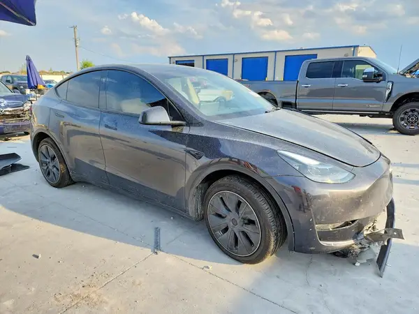 7SAYGDEE1RA253319 — 2024 Tesla Model Y, zdjęcie 4 z Copart, Przód