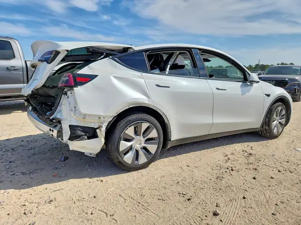 2024 TESLA MODEL Y VIN 7SAYGDEE9RA269767 фото 3