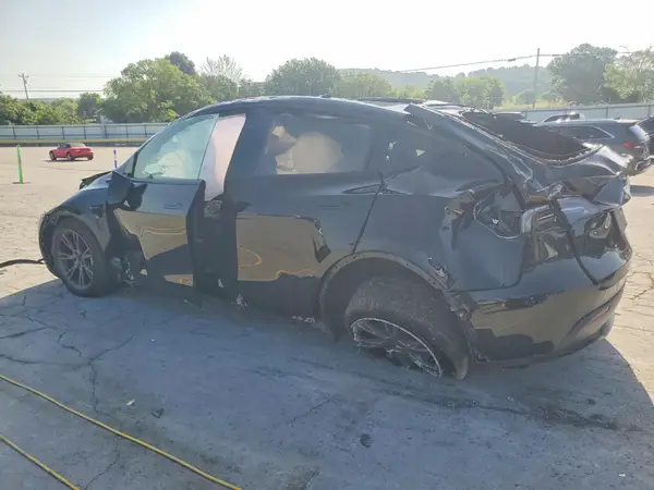 7SAYGAEE5SF255243 — 2025 Tesla Model Y, zdjęcie 2 z Copart 05.10.2026, Uszkodzenia dookoła