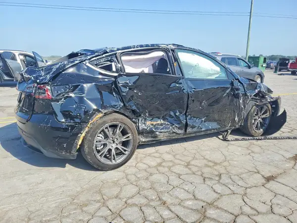 7SAYGAEE5SF255243 — 2025 Tesla Model Y, zdjęcie 3 z Copart 05.10.2026, Uszkodzenia dookoła