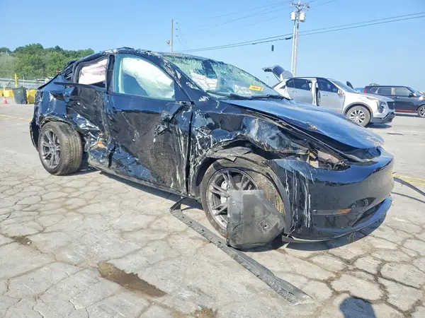 7SAYGAEE5SF255243 — 2025 Tesla Model Y, zdjęcie 4 z Copart 05.10.2026, Uszkodzenia dookoła