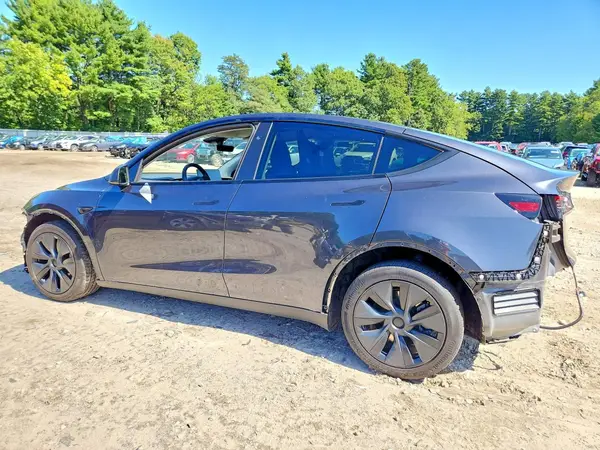 7SAYGAEE8SF241899 — 2025 Tesla Model Y, zdjęcie 2 z Copart, Przód