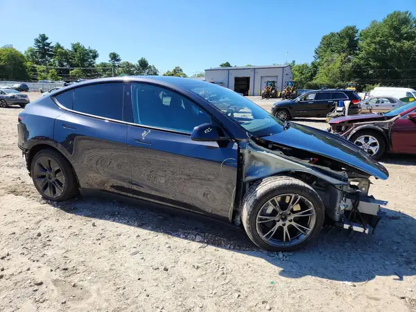 7SAYGAEE8SF241899 — 2025 Tesla Model Y, zdjęcie 4 z Copart, Przód