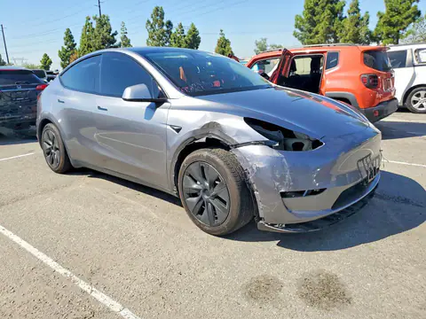 7SAYGDED0SF231067 — 2025 Tesla Model Y, zdjęcie 4 z Copart 22.10.2026, Przód