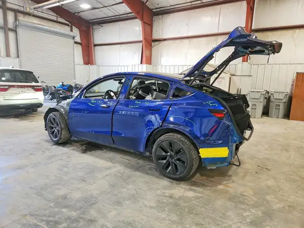 7SAYGDEEXSA337905 — 2025 Tesla Model Y, zdjęcie 2 z Copart 05.10.2026, Przód
